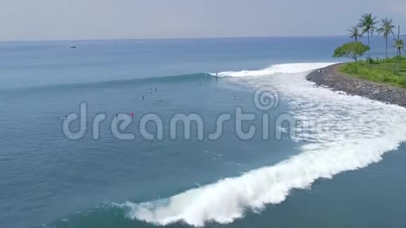 在印度尼西亚巴厘岛的海洋冲浪在热带假日的空中观景台上冲浪海浪冲浪视频的预览图