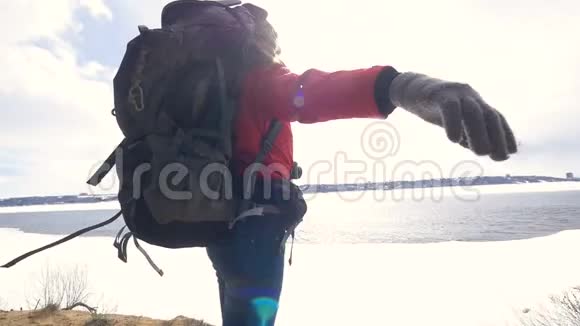 年轻快乐的旅游徒步旅行者背包伸向山顶成功灵感胜利动力视频的预览图