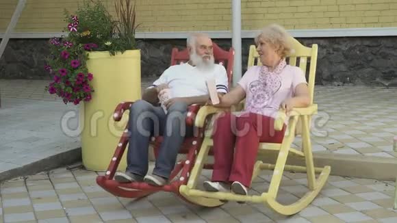 老人在摇椅上摇摆吃爆米花视频的预览图