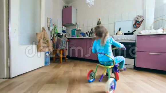 小女孩骑着自行车在厨房里转了一圈视频的预览图