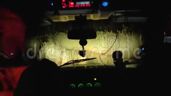 越野车上的夜间比赛高速公路上的驾驶比赛视频的预览图