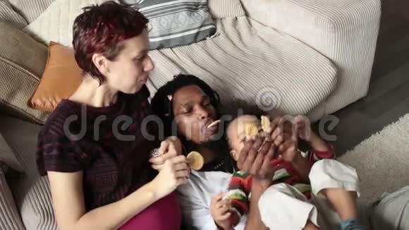 爱的家人在客厅吃饼干视频的预览图