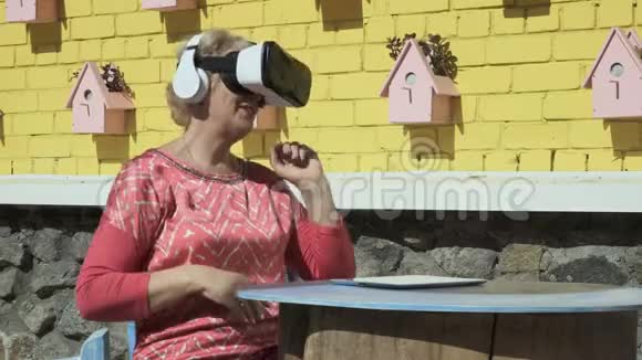 漂亮的女人用虚拟现实眼镜视频的预览图