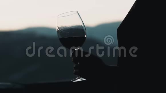在露台上喝红酒的女人视频的预览图