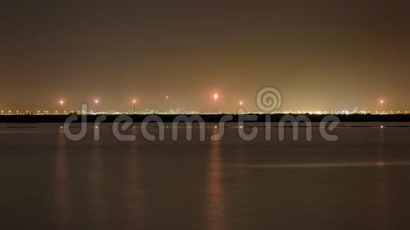 卡塔尔多哈波斯湾天然气耀斑火焰工厂天然气燃烧中东视频的预览图