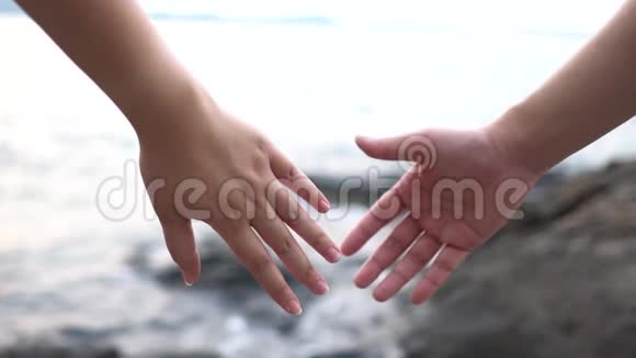 慢动作情侣男女携手沙滩感受温暖浪漫和爱作为背景情人节概念视频的预览图