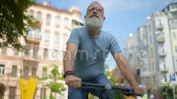 城里骑着自行车的帅哥视频的预览图