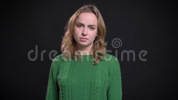 成年白种人女性的特写镜头用无感情的面部表情直视镜头视频的预览图