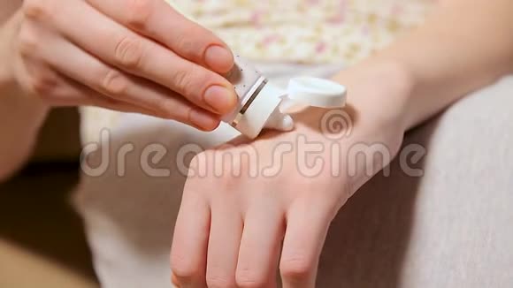 女人把保湿霜涂在她的手上美甲和水疗美甲的概念美容指甲柔软的皮肤护肤品视频的预览图