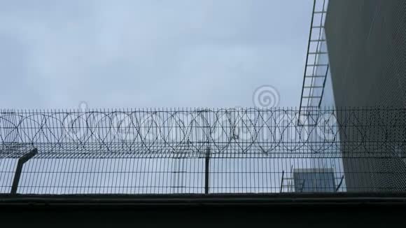 混凝土墙在铁丝网的背景下监狱拯救难民孤独文本空间的概念视频的预览图