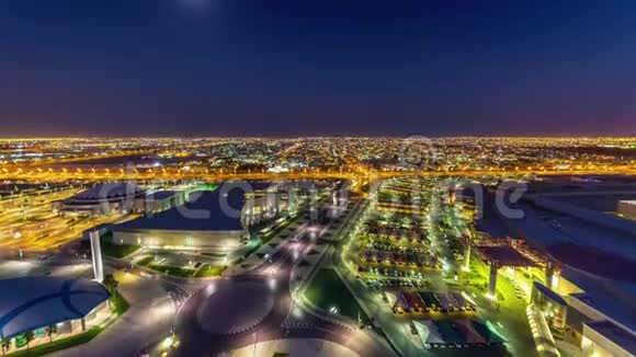 卡塔尔多哈地平线上的天际线建筑时间推移夜灯市中心街道中东视频的预览图