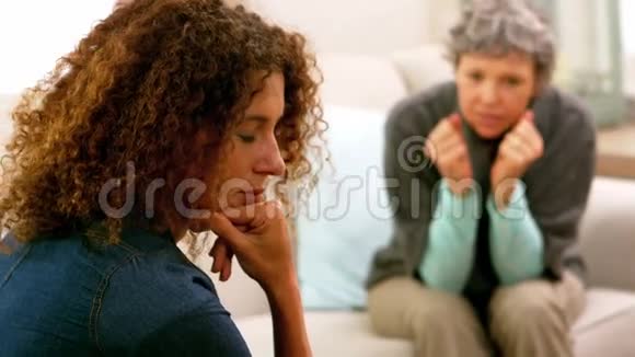 女人和她悲伤的朋友说话视频的预览图