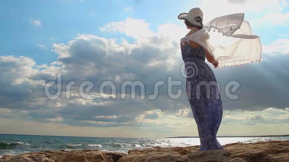 手里拿着围巾的美女在风中摇曳的慢动作女性气质视频的预览图