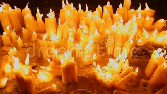 在教堂观看美丽的燃烧蜡烛意外地点纪念视频的预览图