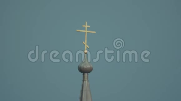 教堂尖塔在棕色金属屋顶和白色立面顶部有金色十字架视频的预览图