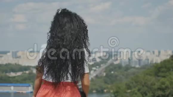 美丽的女孩在城市背景下自拍并发送空气吻视频的预览图