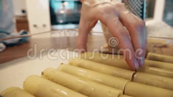 女人在家做意大利肉卷意大利面食部分套餐视频的预览图