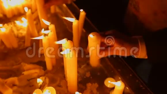 人们在纪念地点点蜡烛悲伤和痛苦在教堂里视频的预览图