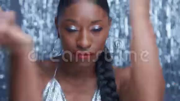 黑色混合种族模特魅力闪耀迪斯科风格银雨背景视频的预览图