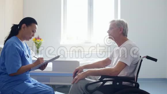 一位严肃的女医生和一位坐在轮椅上的老人交谈视频的预览图