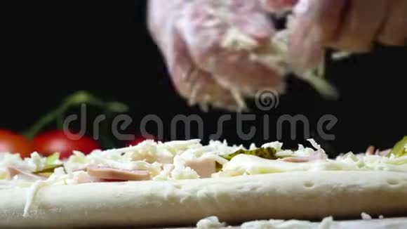 厨师把奶酪倒在披萨上框架意大利料理的专业厨师在生披萨上用手套浇碎奶酪视频的预览图