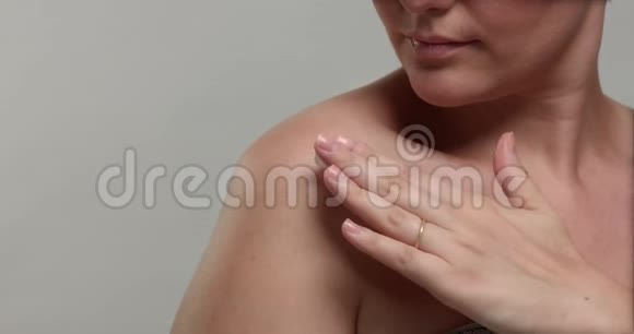 女人肩膀用奶油做按摩视频的预览图