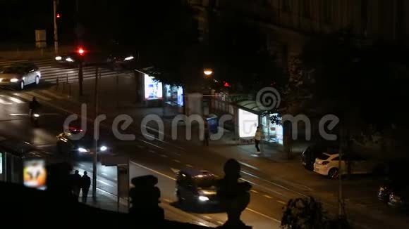 萨格勒布市的夜间城市交通可以看到公交车站和移动汽车城市景观视频的预览图