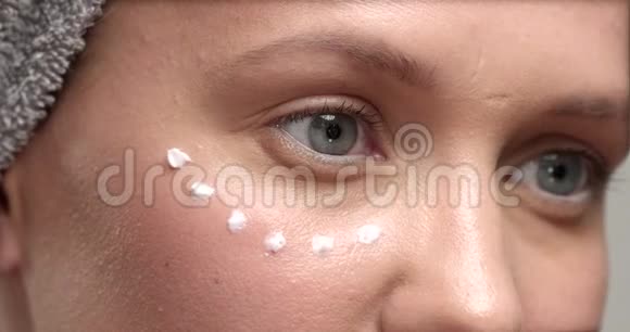 30的女人用眼霜按摩然后揉搓视频的预览图