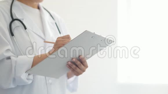 一位认真的女医生做笔记视频的预览图