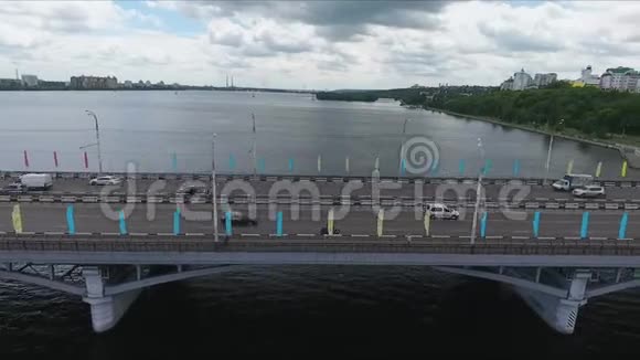 夏季两部分桥路和大江分割城市景观视频的预览图