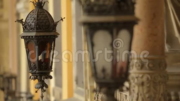 中世纪建筑上挂着漂亮的老式灯具古建筑视频的预览图
