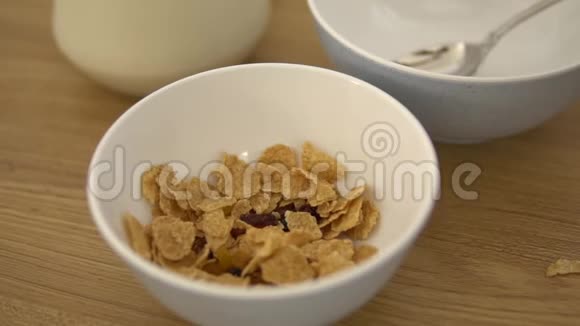 健康早餐有薄片和干水果脆片落在盘子里早上的饮食健康视频的预览图