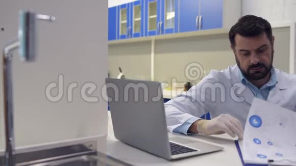 友善的科学家在工作时微笑着视频的预览图