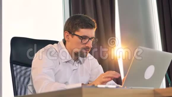 一个商人在笔记本电脑工作时会生气视频的预览图
