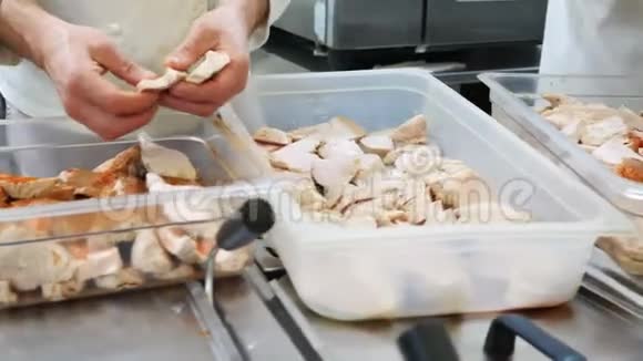 餐厅白天放着腌制的鸡片厨师的手套切成腌制的视频的预览图