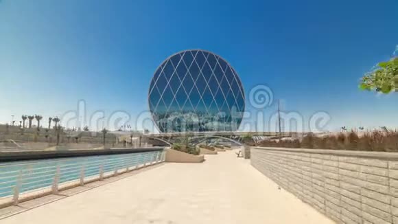 阿联酋阿布扎比的圆形摩天大楼阿尔达尔总部大楼延时超移视频的预览图