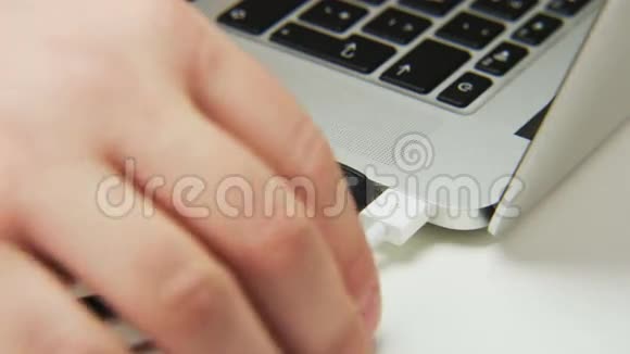 一只手在触摸电缆视频的预览图