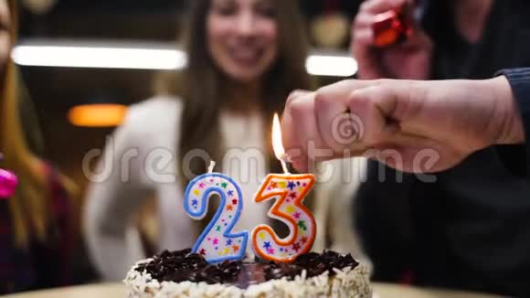 快乐的微笑女孩在她的生日蛋糕上吹着蜡烛视频的预览图