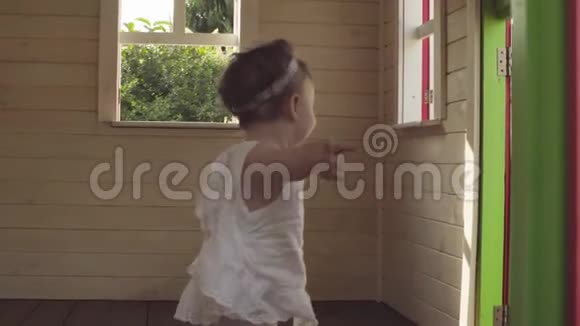 小女孩穿过房子视频的预览图