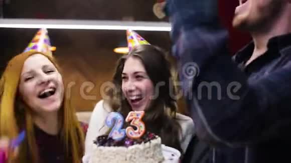 女孩和朋友在咖啡馆庆祝生日视频的预览图