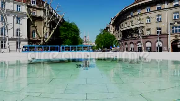 城市喷泉与电车通过视频的预览图