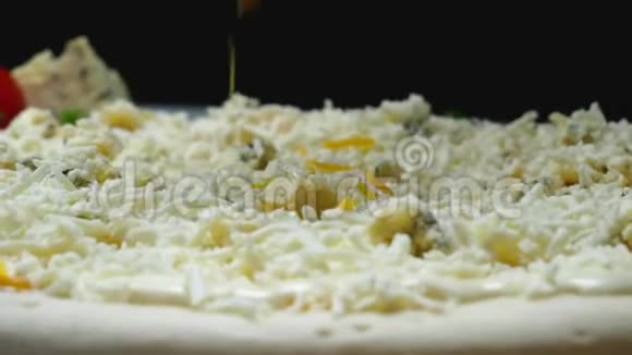 厨师把奶酪倒在披萨上框架意大利料理的专业厨师在生披萨上用手套浇碎奶酪视频的预览图