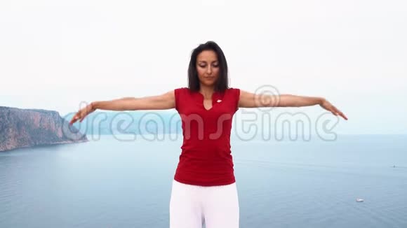 年轻苗条的女性在海边做瑜伽姿势视频的预览图