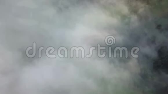 早上在绿林上空鸟瞰雾云视频的预览图