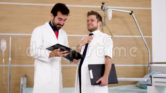 医院里的两个医生笑了视频的预览图