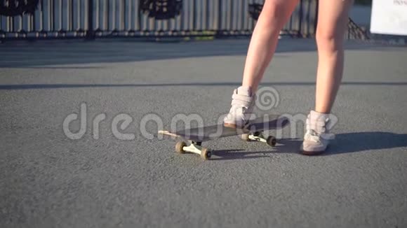 年轻女士的脚和滑板视频的预览图