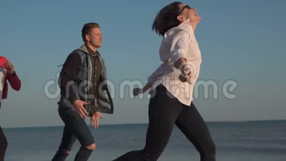 嘲笑在海岸线上奔跑的年轻人视频的预览图