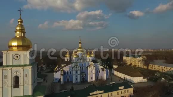 从上面可以看到美丽的基辅市大教堂全景有老城区和迪尼普罗河令人惊叹的城市视频的预览图