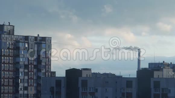 市热电厂从管子里抽出来的烟工业区生态空气污染视频的预览图