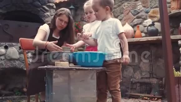 年轻人用陶器制作水壶视频的预览图